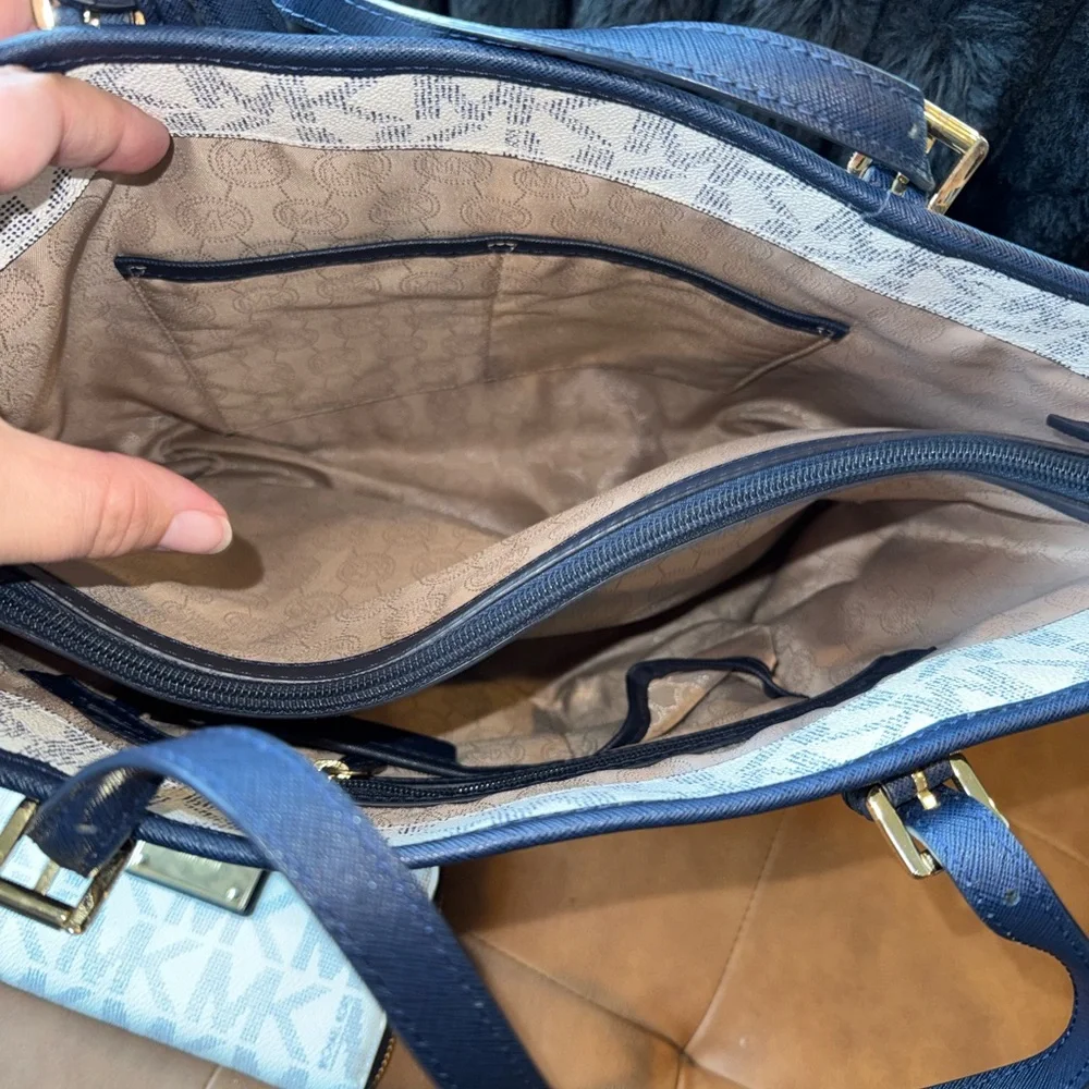 Michael Kors White & Navy Monogram Tote Bag with Wallet - Picture 4 of 13